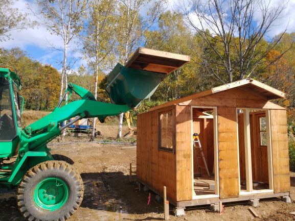 北海道キャンプ場造りトイレ棟屋根